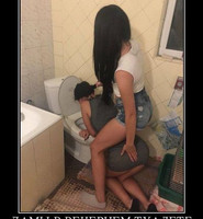 Пьяные девушки в туалете