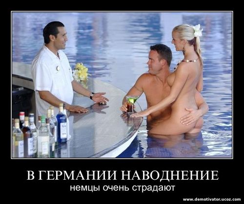 Голая девушка купается в бассейне